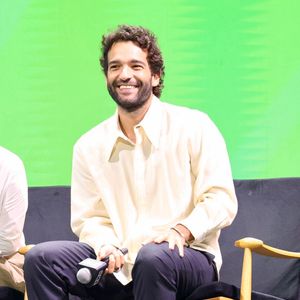 Além de Bella Campos, segundo a coluna 'Veja Gente', Cauã teria discutido com o ator Humberto Carrão, o Afonso de 'Vale Tudo'.