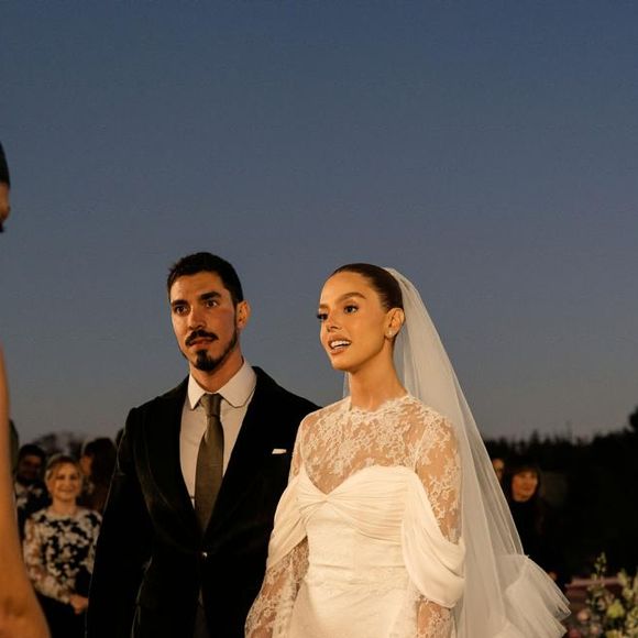 Verde oliva parece ter sido a cor exigida para convidados especiais do casamento de Giovanna Lancellotti e Gabriel David