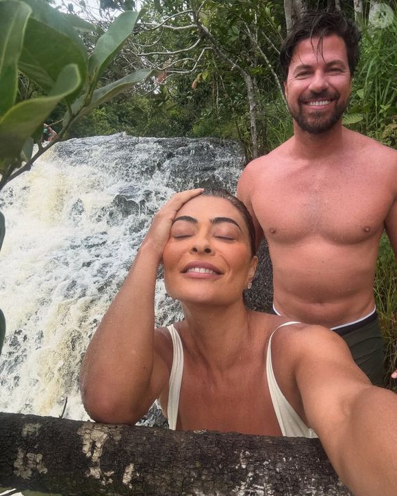 Juliana Paes posou com o marido na cachoeira