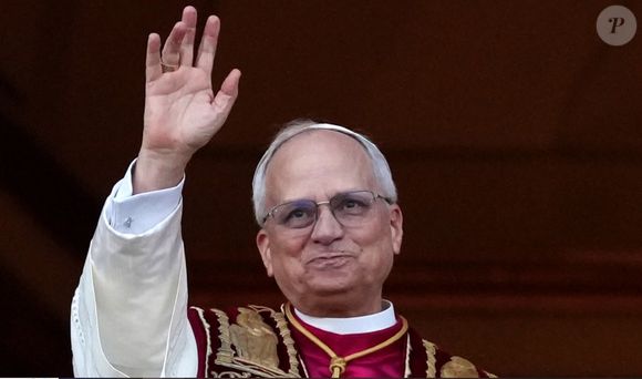 Papa Leão XIV: brasão reúne um lírio, a mitra e um livro fechado com flecha atravessando o coração