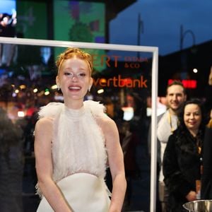 Marina Ruy Barbosa deixa as mãos na Calçada da Fama do Festival de Gramado durante a abertura da 54ª edição do evento