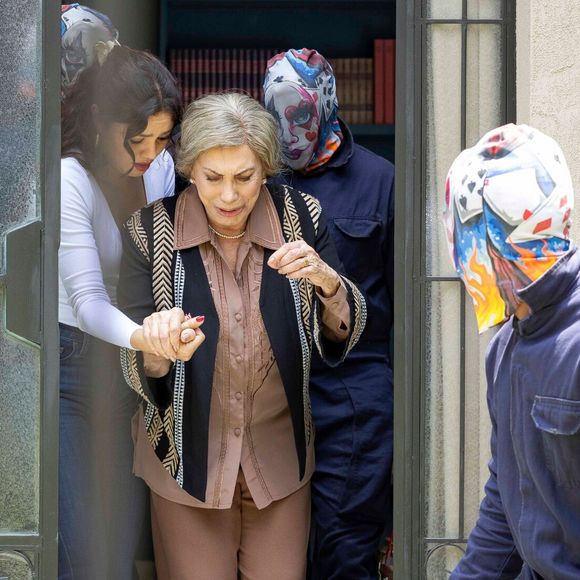 Josefa (Arlete Salles) e Gerluce (Sophie Charlote) viram reféns em assalto na novela 'Três Graças'