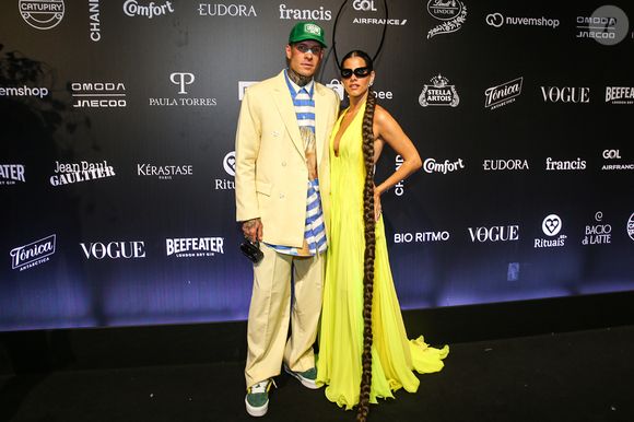 Baile da Vogue 2026: de amarelo, Mateus Verdelho e Shantal esbanjaram estilo no Baile da Vogue, com destaque para o cabelão da influenciadora