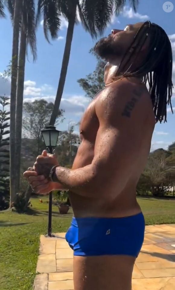 Na foto, Juninho aparece de frente mostrando seu pênis enquanto leva as mãos para trás da cabeça