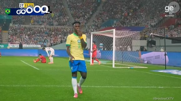 Vini Jr. comemorou seu gol com beijo e web indicou: 'Para a Virgínia'