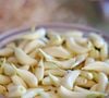 O alho é um dos ingredientes universais da cozinha e ajuda a realça o sabor de qualquer receita, mas é importante ter moderação em seu uso