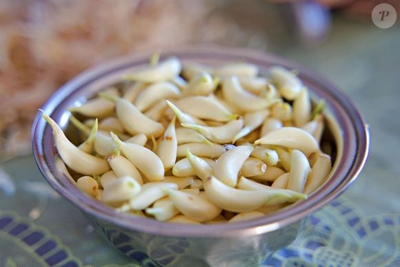 O alho é um dos ingredientes universais da cozinha e ajuda a realça o sabor de qualquer receita, mas é importante ter moderação em seu uso