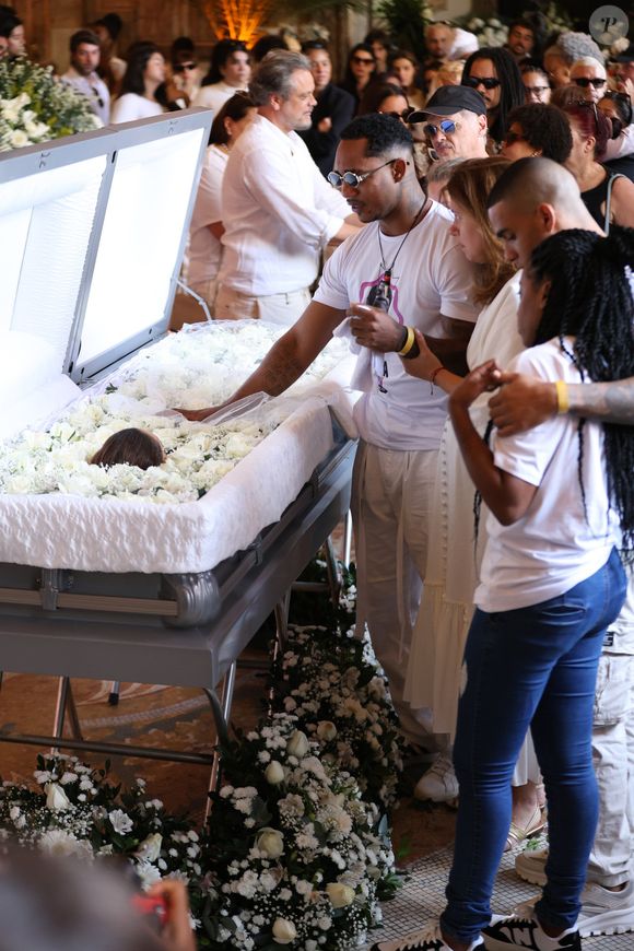 Velório de Preta Gil, realizado no último dia 25 de julho, reuniu famosos e amigos da cantora e emocionou o Brasil