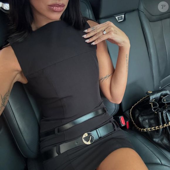 Dua Lipa exibe sua manicure com bolinhas preta e branca