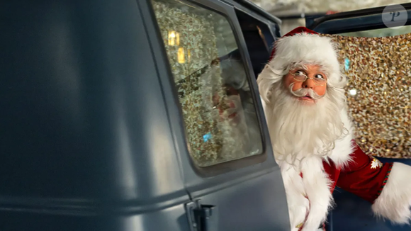 Trabalhando como Papai Noel, uma mãe tenta equilibrar mentiras, confusões e um romance que surge sem aviso