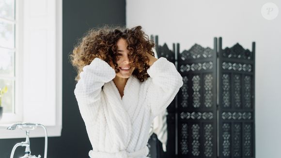 Lavagem diária e secador: se você opta por higienizar o cabelo todos os dias, o uso de um bom protetor térmico é indispensável para preservar a estrutura da fibra capilar contra o calor.