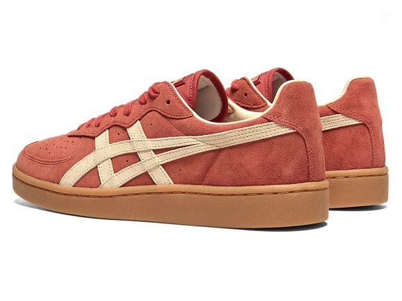 Com cabedal inteiramente em camurça e textura escovada que cria sombras sutis, o Onitsuka Tiger GSM aposta nos detalhes para conquistar quem valoriza um acabamento sofisticado. Até o fechamento desta matéria, o modelo estava anunciado por R$ 945 no site da marca