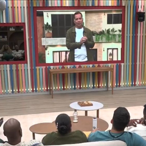 Apresentador do Casa do Patrão, Leandro Hassum admitiu ao vivo a inspiração do reality de Boninho no BBB e em A Fazenda