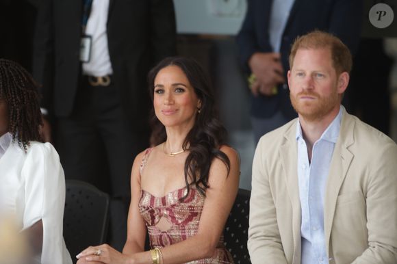 Com o tempo, no entanto, a relação entre Harry, William e Kate se desgastou. O afastamento se intensificou após Harry iniciar seu relacionamento com a atriz Meghan Markle, com quem se casou em 2018.
