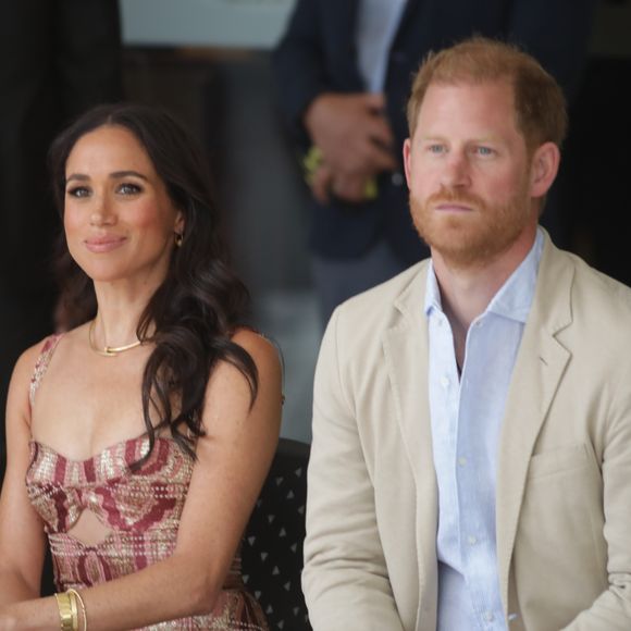 Com o tempo, no entanto, a relação entre Harry, William e Kate se desgastou. O afastamento se intensificou após Harry iniciar seu relacionamento com a atriz Meghan Markle, com quem se casou em 2018.
