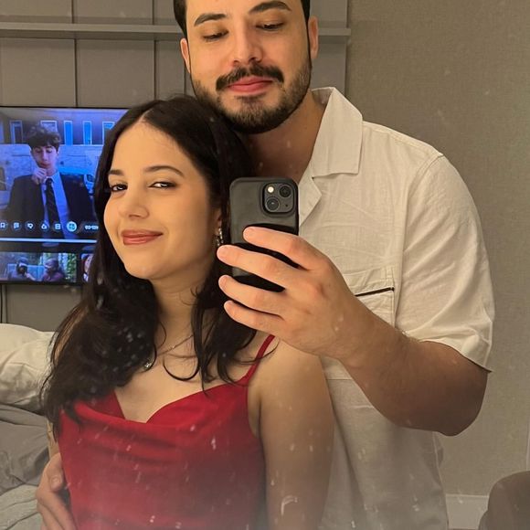 Filha de Joelma, Yasmin postou foto rara com o namorado na noite de Natal