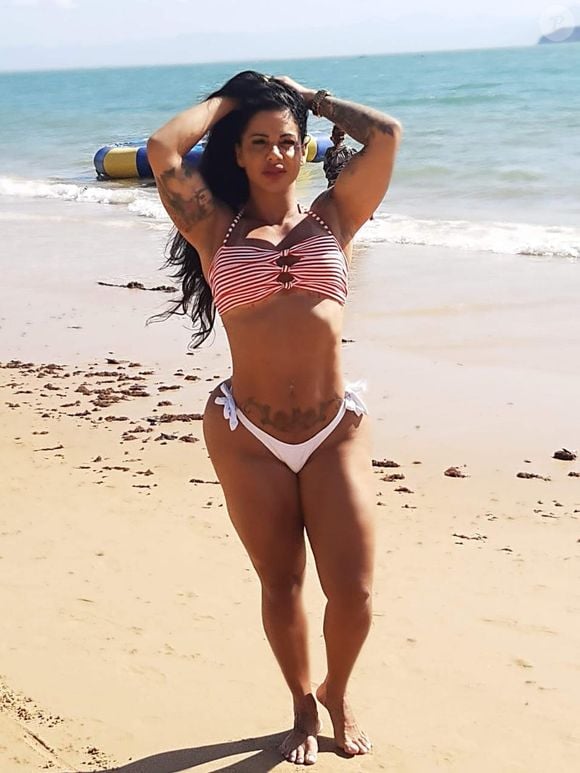 Em busca do reconhecimento mundial, Vanessa Ataídes adiciona mais 4 cm ao quadril e mira o Guinness World Records, mesmo sem categoria oficial. 'Não tenho medo. O medo trava as pessoas de serem felizes'