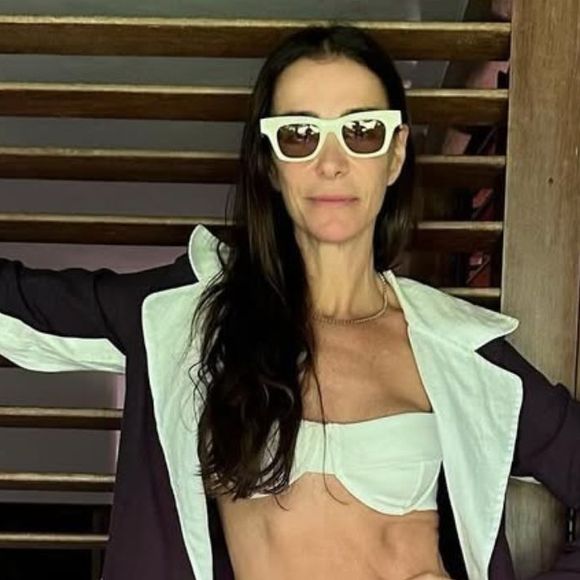 Mônica Martelli, aos 56 anos, exibe barriga sarada em fotos de biquíni na Bahia