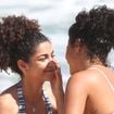 Vai dar namoro entre Fátima e Ana Clara em 'Vale Tudo'? Fotos de Bella Campos e Samantha Jones em cenas surpreendentes na praia fazem público torcer por romance: 'Shippar as duas'