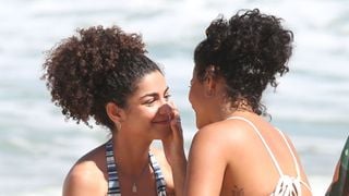 Vai dar namoro entre Fátima e Ana Clara em 'Vale Tudo'? Fotos de Bella Campos e Samantha Jones em cenas surpreendentes na praia fazem público torcer por romance: 'Shippar as duas'