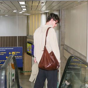 Bolsa de couro rouba cena no look do cantor