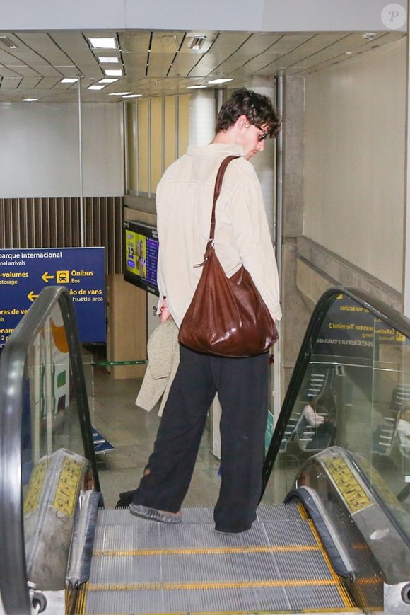 Bolsa de couro rouba cena no look do cantor