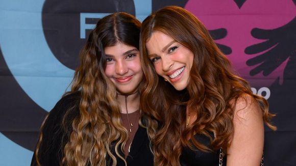 Vilã na novela 'Três Graças', Grazi Massafera leva filha com Cauã Reymond a show sertanejo e detalhe em foto das duas impressiona