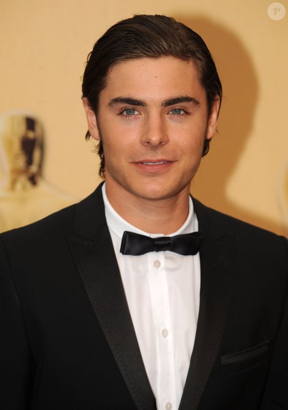 2009: quer mais um super penteado? Zac Efron surgiu assim para um evento na época