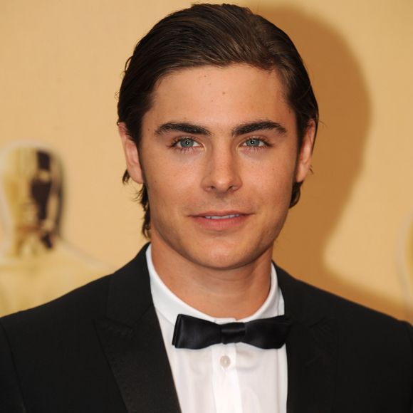 2009: quer mais um super penteado? Zac Efron surgiu assim para um evento na época