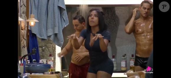Carol Lekker e Rayane Figliuzzi discutem sobre chapinha em A Fazenda 17 enquanto Will Guimarães toma banho e coloca 'mão lá'