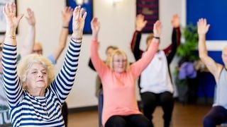 Jacob Siwicki, especialista em fitness: ‘Sentar-se e levantar-se com controle é o exercício de força mais importante para qualquer pessoa com mais de 60 anos’