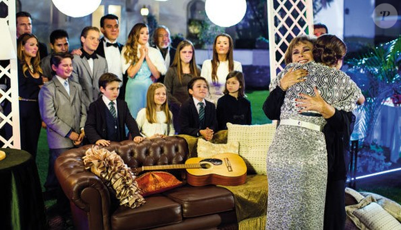 Ana feliz ao lado das crianças e sua mãe, Soledade, na novela 'Meu Coração é Teu', do SBT