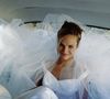 Em 2025, os looks de casamento vão fazer sucesso com vestidos dos anos 1990, ternos coloridos e véus cheios de detalhes