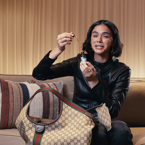Em vídeo da Vogue Brasil, Bruna Marquezine revelou que carrega óleo de orégano na bolsa e afirmou que o produto faz muito bem para sua imunidade