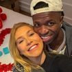 Agora é oficial! Vinicius Jr. faz surpresa romântica para Virginia e anéis chamam atenção de Luciano Huck: 'Casal!'