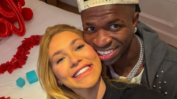 Agora é oficial! Vinicius Jr. faz surpresa romântica para Virginia e anéis chamam atenção de Luciano Huck: 'Casal!'