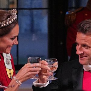 Durante o banquete, Macron protagonizou um gesto de gentileza ao puxar a cadeira para Kate e esperar que ela se sentasse antes de ocupar seu lugar ao lado dela na mesa