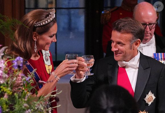 Durante o banquete, Macron protagonizou um gesto de gentileza ao puxar a cadeira para Kate e esperar que ela se sentasse antes de ocupar seu lugar ao lado dela na mesa