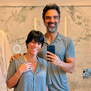Tadeu Schmidt e Ana Cristina Schmidt encantaram os seguidores ao aparecerem com looks combinando durante uma viagem por diversos destinos internacionais