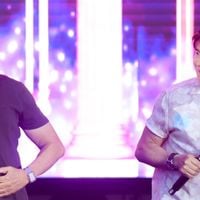 Chitãozinho reúne mulher, os 3 filhos, nora e neto, com a namorada, em foto rara durante última noite de cruzeiro com irmão Xororó