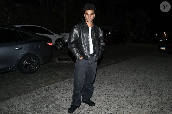 Ator da novela 'Vale Tudo' e no elenco do 'Dança dos Famosos', Lucas Leto também surgiu de jaqueta na festa de aniversário de 54 anos de Luciano Huck