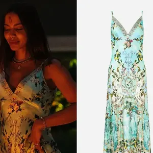 Cantora escolhe vestido longo de cetim com decote em V, corte enviesado e cauda por Camilla Franks, no valor de cerca de R$ 5.100.