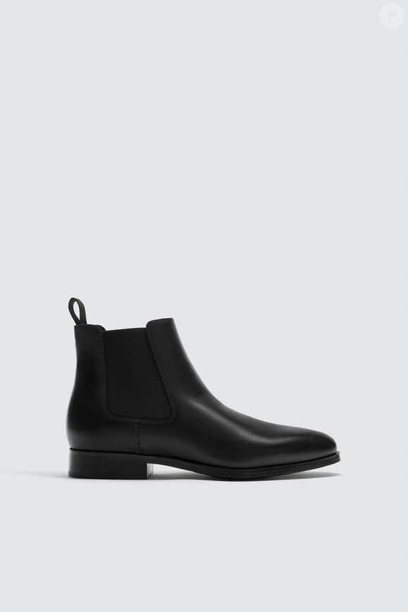 A Zara aposta na elegância com a bota Chelsea de bico fino, por R$ 359,00, modelo que traz sofisticação ao visual sem abrir mão do conforto.