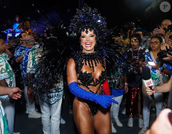 Viviane Araújo está há anos como Rainha de Bateria da Mancha Verde.