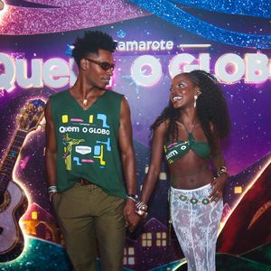 Ao lado do namorado, Clara Moneke deu show de beleza com um abadá em top e saia branca transparente