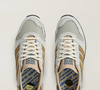 Azul glacê em alta: Com tonalidade pastel e detalhes terrosos, o Adidas LONGRIDGE SPZL aposta em uma combinação de cores elegante e versátil, perfeita para compor produções sofisticadas no outono-inverno