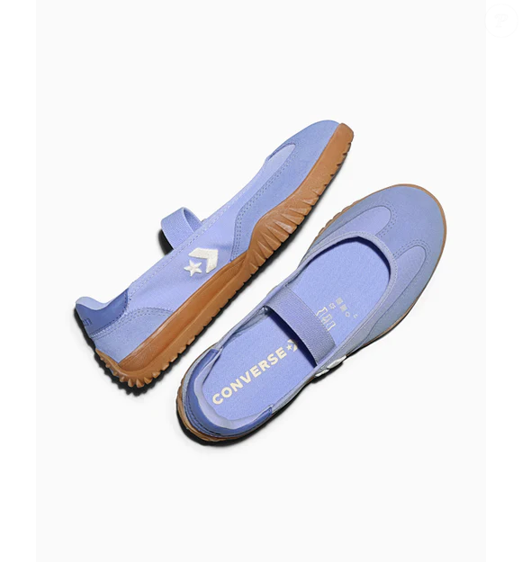 Com visual inspirado no universo balletcore, o Converse Run Star Trainer Ballet Flat feminino aposta em uma tonalidade suave e sofisticada que promete conquistar quem busca conforto sem abrir mão do estilo no dia a dia
