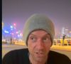 Em vídeo gravado em Hong Kong, Chris Martin revela que escrita livre, meditação e movimento corporal o ajudam a lidar com a saúde mental.