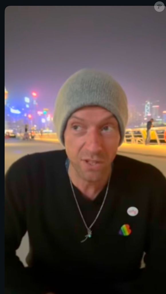 Em vídeo gravado em Hong Kong, Chris Martin revela que escrita livre, meditação e movimento corporal o ajudam a lidar com a saúde mental.