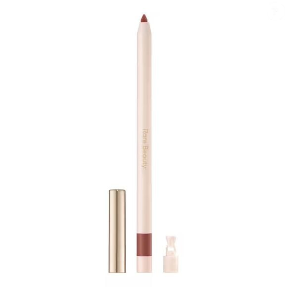O Kind Words, da Rare Beauty, é um delineador labial supercremoso e resistente à água, com uma textura que lembra um bálsamo labial